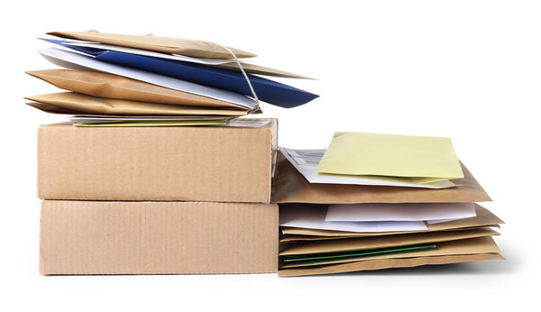 Различные бумажные конверты и посылки, изолированные на белом. Почта