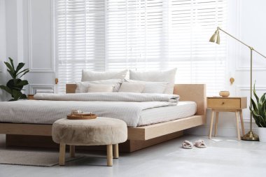 Şık bir odada yumuşak çarşafları olan rahat bir yatak. İç tasarım