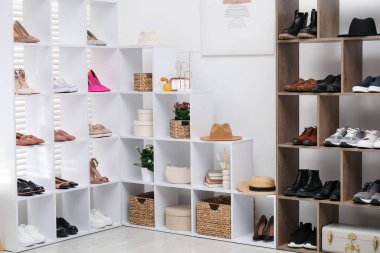 Ayakkabı deposu. Farklı ayakkabı ve aksesuarlara sahip raflar.