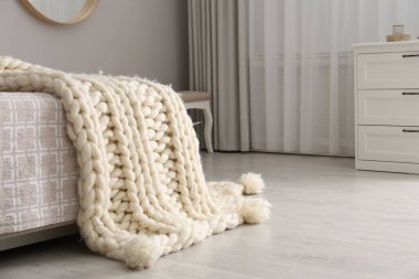 Odada, yatakta örülmüş yün ekose kumaş.