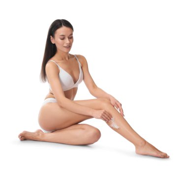 Beyaz arkaplanda epilasyon işleminden sonra pürüzsüz bir ten gösteren tüylü kadın