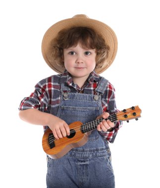 Beyaz arka planda oyuncak gitar çalan sevimli bir çocuk.