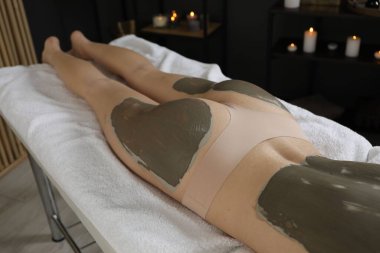 Vücut bakımı gören kadın spa salonunda tedavi görüyor.