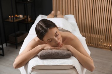 Vücut bakımı gören kadın spa salonunda tedavi görüyor