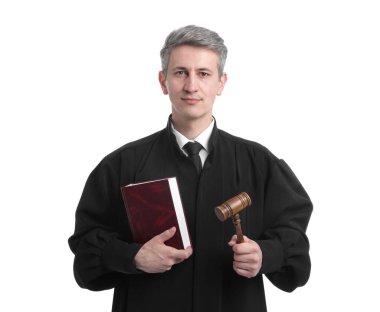 Beyaz arkaplan üzerine kitap ve çekiçle yargıç