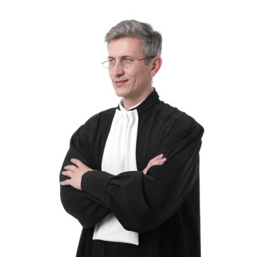 Beyaz arka planda çapraz kollu gülümseyen yargıç.