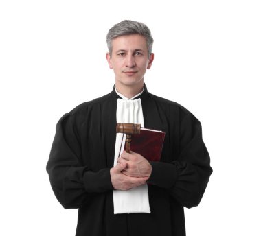 Beyaz arkaplan üzerine kitap ve çekiçle mahkeme elbisesi giymiş hakim