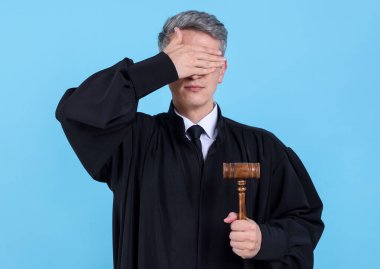 Açık mavi arkaplanı gören çekiçli bir yargıç