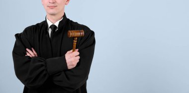 Gri arka planda tokmak olan yargıç, yakın plan. Metin için boşluk