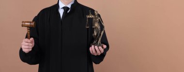 Bej arka planda Adalet Anıtı 'nın heykeli ve tokmakla yargıç, yakın plan. Metin için boşluk