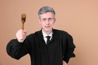 Bej arka planda tokmağı olan duygusal yargıç