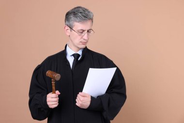 Bej arkaplan üzerine çekiç ve belge ile hakim