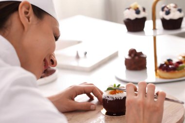 Şekerci lezzetli hindistan cevizi şekilli tatlı yapıyor.