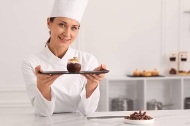 Mutfakta hindistancevizi şekilli tatlı yapan mutlu pastacı.