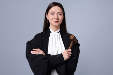 Hakim portresi gri arka planda tokmak ile