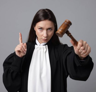 Hakim portresi gri arka planda tokmak ile