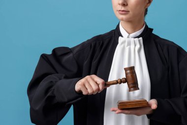 Açık mavi arkaplanda çekiç ve ses engeli olan yargıç, kapat