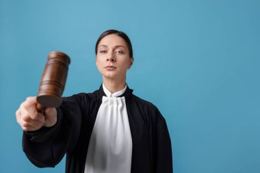 Açık mavi arkaplanda tokmak ile yargılama, metin için boşluk