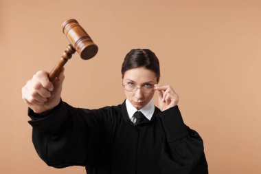 Açık kahverengi arka planda tokmak ile yargıç