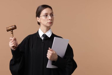 Açık kahverengi arkaplan üzerine çekiç ve belge ile yargıç, metin için boşluk