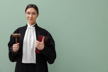 Açık yeşil arkaplan üzerine kitap ve çekiçle yargılama, metin için boşluk