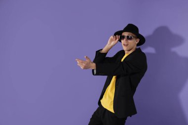 Menekşe arka planda dans eden adam. Metin için boşluk