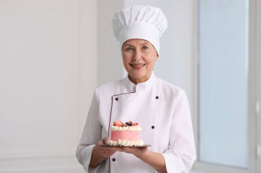 Mutfakta pastası olan profesyonel pasta şefi.