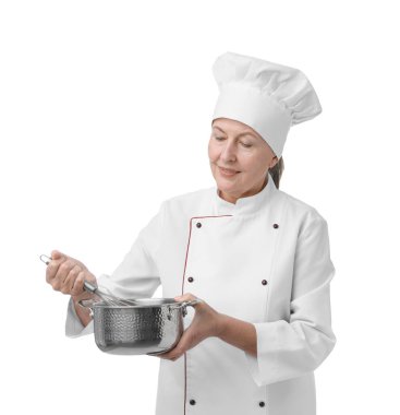 Beyaz arka planda yemek pişiren profesyonel pasta şefi.