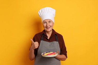 Turuncu arka planda eklerleri olan profesyonel bir şekerleme uzmanı.