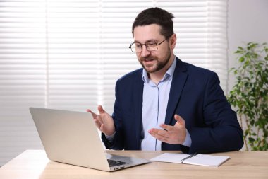 İçerideki masada dizüstü bilgisayarı olan internet hoparlörü.