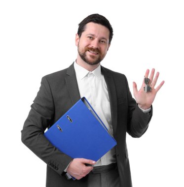 Emlakçının elinde ev şekilli anahtarlık ve beyaz arka planda klasör var.