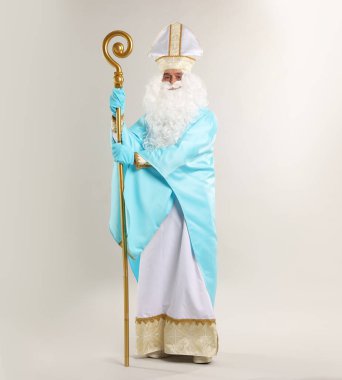 Gri arka planda Crozier ile Aziz Nicholas