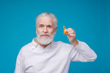 Çoklu Skleroz farkındalığı. Açık mavi arka planda turuncu kurdeleli son sınıf öğrencisi.