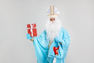 Aziz Nicholas 'ın gri arka planda Noel hediyeleri