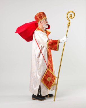 Açık gri arka planda çuvalı olan Aziz Nicholas