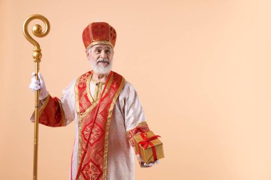 Bej arka planda hediyeli Aziz Nicholas. Metin için boşluk
