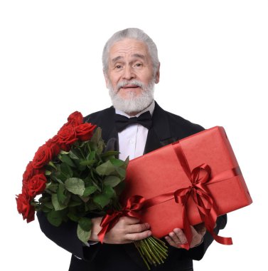 Kırmızı gül buketi ve beyaz arka planda hediye kutusu olan son sınıf öğrencisi.