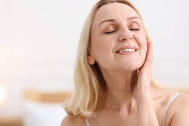 Gülümseyen orta yaşlı kadın. Metin için boşluk