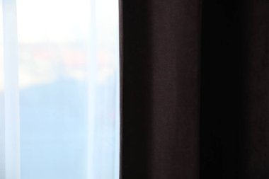 Zarif perdeleri olan pencere, yakın çekim manzarası.