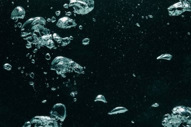 Siyah arkaplanda birçok su kabarcığı, yakın plan