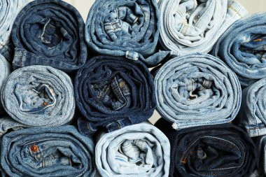 Arka plan olarak farklı modaya uygun kot pantolon, üst görünüm