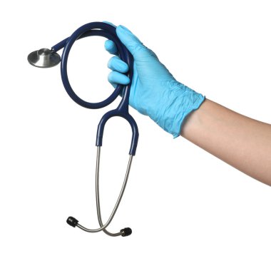 Tıbbi eldivenli doktor beyaz arka planda steteskop tutuyor, yakın plan.