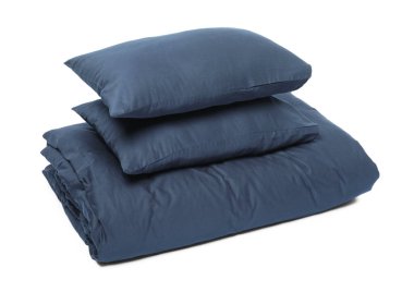 Beyaz arkaplanda ipek çarşaflar ve yastıklar