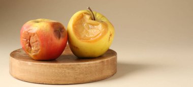 Bej arka planda çürük elmalar, yakın plan. Metin için boşluk