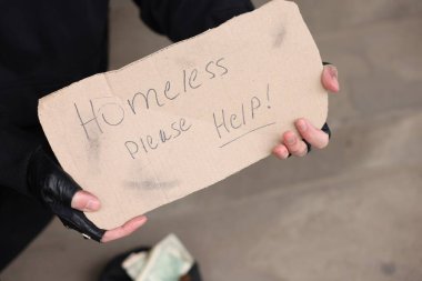 İşaretli adam Evsiz, lütfen dışarıya yardım et, kapat.