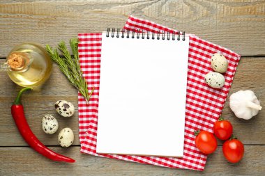 Boş tarif kitabı, ürünler ve kareli peçete ahşap masa, düz uzanmış