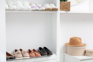 Ayakkabı deposu. Farklı ayakkabı ve şapkalarla raflama ünitesi