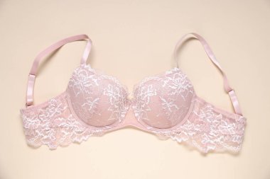 Bej arka planda pembe dantel sütyen, üst manzara.