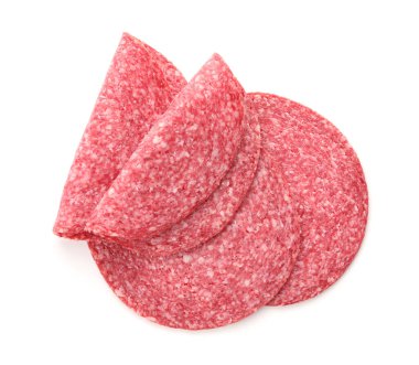 Lezzetli tütsülenmiş sosis dilimleri beyaz, üst manzara