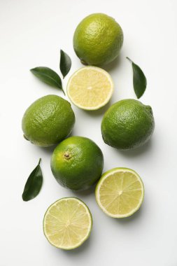 Beyaz zemin üzerinde taze limon, düz uzanmış.